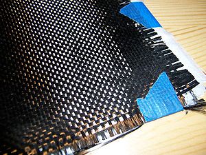 Een doek van geweven koolstofvezelfilamenten wordt gewoonlijk gebruikt ter versterking van composietmaterialen.
