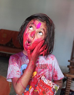 Gulaal ile Holi oynayan kız