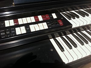 Το Lowrey Holiday Deluxe Model LSL (1961) διαθέτει ενσωματωμένο ηχείο Leslie.