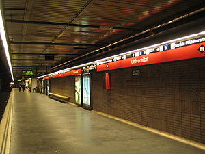 Rode lijn op station Universitat  