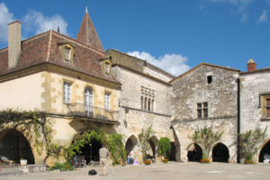 Οι Bastides είναι πόλεις που χαρακτηρίζονται από μια κεντρική πλατεία με στοές. Η συγκεκριμένη βρίσκεται στην πόλη Monpazier, στην Dordogne.