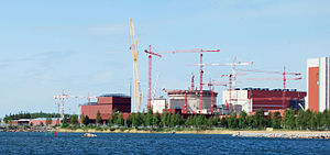 Olkiluoto 3 in costruzione nel 2009. Si tratta del primo progetto EPR, ma problemi di lavorazione e di supervisione hanno creato costosi ritardi che hanno portato a un'indagine da parte del regolatore nucleare finlandese STUK. Nel dicembre 2012, Areva ha stimato che il costo totale della costruzione del reattore sarà di circa 8,5 miliardi di euro, ovvero quasi tre volte il prezzo di consegna originale di 3 miliardi di euro.