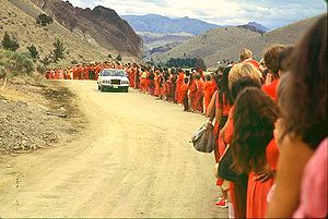 Rajneesh begroet door sannyasins op een van zijn dagelijkse "drive-bys" in Rajneeshpuram. ~1982  