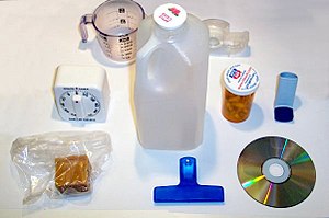 Huishoudelijke artikelen van verschillende soorten plastic.