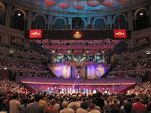 Een Promenade concert in de Royal Albert Hall, 2004. De buste van Sir Henry Wood staat voor het orgel.  