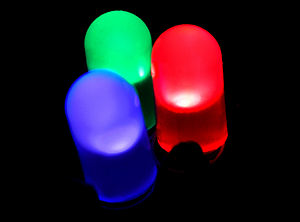 青、緑、赤の3色のLED。