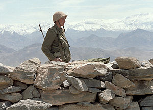 Sowjetischer Soldat bei der Überwachung einer Straße in Afghanistan, 1988