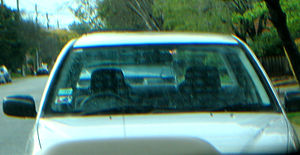 Las gafas de sol polarizadas revelan la tensión en la ventanilla del coche (véase el texto para la explicación.)