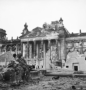 Ruine des Reichstags nach der Schlacht (Juni 1945)