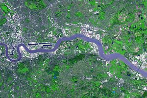 De Theems in Londen, Engeland. Mensen leven al duizenden jaren langs de oevers van deze rivier.