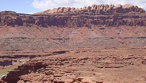 Die Perm-durch-Jura-Stratigraphie des Colorado Plateau-Gebiets im Südosten Utahs, das einen Großteil der berühmten markanten Felsformationen in Schutzgebieten wie dem Capitol Reef National Park und dem Canyonlands National Park ausmacht. Foto aus der Glen Canyon National Recreation Area, Utah.