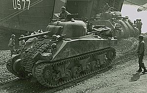 1944: Sherman-tankid, mis veerevad Anzio lahingus amfiibikandjalt maha.