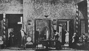 Tokiame rinkinyje, koks buvo naudojamas 1904 m. Maskvos dailės teatro pastatyme pagal Antono Čechovo "Vyšnių sodą", tris sienas sudaro scenos dekoracijos, o nematomą ketvirtąją sieną - prosceniumo arka.