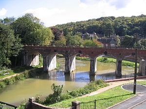 Coalbrookdeilo liejyklų viršutinės krosnies baseinas. Jame buvo tiekiamas vanduo aukštakrosnių sūkuriams, tekinimo ir šlifavimo staklėms maitinti. Geležinkelio viadukas buvo pastatytas 1862-64 m., juo iki šiol važiuoja traukiniai, vežantys anglis į Ironbridžo elektrinę.