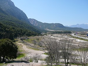 Die Thermopylen heute (in der Antike reichte das Meer über die Straße hinaus)