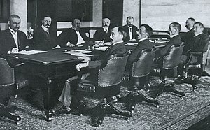 The negotiating delegations in Portsmouth, for Russia (back row of table): Korostovets (Иван Яковлевич Коростове ц), Nabokov (Константин Дмитриевич Набоков ), Vitte, Rosen (Роман Рович Розен ), Planson (Плансон ); for Japan (front): Adachi, Ochiai ( 落合謙太郎), Komura, Takahira (高平小五郎), Satō ( 佐藤愛麿).