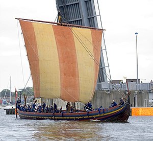 O Garanhão Marinho chegando em Dublin. É a maior reconstrução do mundo de um navio de guerra da Era Viking. O navio original foi construído em Dublin c.  1042. Foi usado como um navio de guerra em águas irlandesas até 1060.