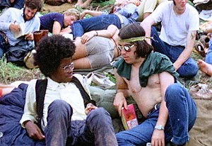 Hippies die het Woodstock Festival bijwonen, in augustus 1969.  