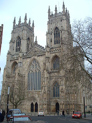 Fațada de vest a York Minster este un exemplu frumos de arhitectură decorată. Observați traforajul elaborat de pe fereastra principală.