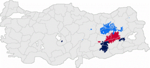 Le regioni in cui si parla Zaza in Turchia, con le tre principali aree dialettali: Tunceli, Palu-Bingöl, Varto e Siverek (e diasporico a Kars, Sarız, Aksaray e Taraz).