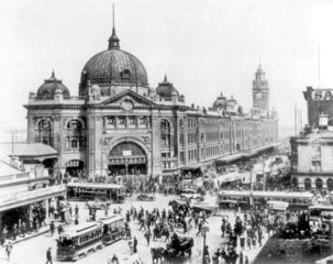 Flinders Street Station og krydset mellem Flinders og Swanston Streets, 1927  