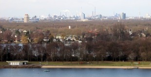 Overview of the east and center of Duisburg with Sechs-Seen-Platte, bed tower of the sports school in the Sportpark Duisburg, Schauinsland-Reisen-Arena, Salvatorkirche and industry in the north