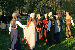 En folkloregrupp från Litauen sjunger och dansar.