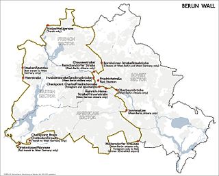 Mapa s vyznačením polohy Berlínské zdi a míst, kde se dá přejít přes zeď