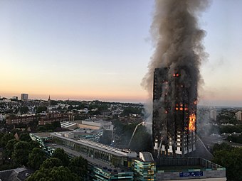 午前4時過ぎに燃えるグレンフェルタワー、その翌朝