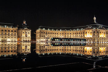Biržas laukums naktī ar Miroir d'eau un tramvaju, Bordo