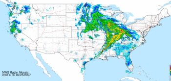 Image radar d'un grand système de tempête cyclonique extratropicale au-dessus du centre des États-Unis. La bande d'orages peut être observée le long de son front froid arrière.