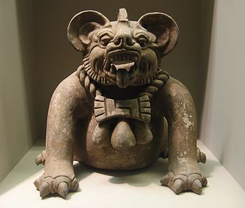 En gravurne i form af en "flagermusgud" eller en jaguar fra Oaxaca, dateret til 300-650 e.Kr. Højde: 23 cm (9,5").  