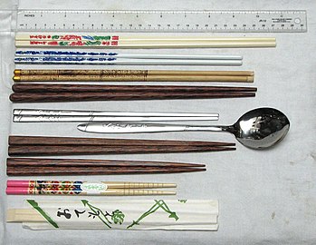 On olemas palju erinevaid söögipulki. Ülalt alla: Plastikust söögipulgad Taiwanist, portselanist söögipulgad Mandri-Hiinast, bambusest söögipulgad Tiibetist, palmipuust söögipulgad Indoneesiast (Vietnami stiilis), roostevabast terasest lamedad söögipulgad Koreast (koos sobiva lusikaga), Jaapani paari komplekt (kaks paari), Jaapani laste söögipulgad ja ühekordsed "hashi" (pakendis).