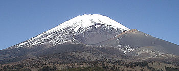富士山東麓の裾野市から宝永山と宝永ベント1を望む