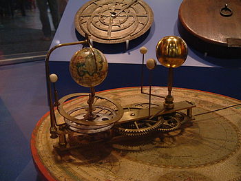 Majhen ornament, ki prikazuje Zemljo in notranje planete