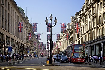 Iată cum arăta Regent Street la 25 aprilie 2011. Steagurile Uniunii sunt arborate pentru a sărbători nunta lui Kate Middleton și a prințului William.