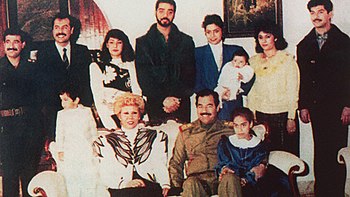 La famiglia Saddam a metà degli anni '80. Uday è in piedi nel mezzo della fila posteriore con la giacca nera