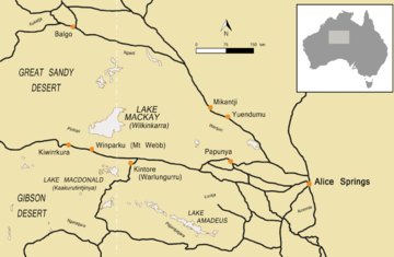 Mapa oblasti západně od Alice Springs. Domovina Pintupi se nachází u jezera Mackay (Wilkinkarra).