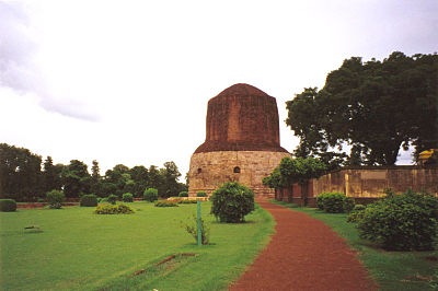 Sarnath (tunnetaan myös nimellä "Deer Park") on paikka, jossa Buddha opetti ensimmäisen kerran...  