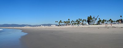 Panorama pláže Venice Beach od Tichého oceánu.