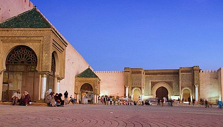 la Plaza y la Puerta Mansour  