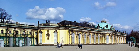 Süd- oder Gartenfassade und Corps de logis von Sanssouci.