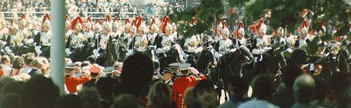 Vojaki modrih in kraljevih enot na poti na parado Horse Guards Parade na parado ob kraljičinem rojstnem dnevu, znano tudi kot "Trooping the Colour".