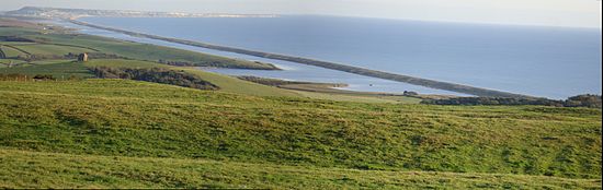 Plaja Chesil Beach, flota și (la distanță) Portland Bill, dinspre nord-vest peste Abbotsbury