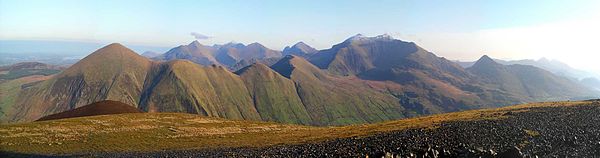 Panorama včetně Snowdonu (uprostřed vpravo) pořízené z Mynydd Mawr. V dálce je vidět Glyderau.  