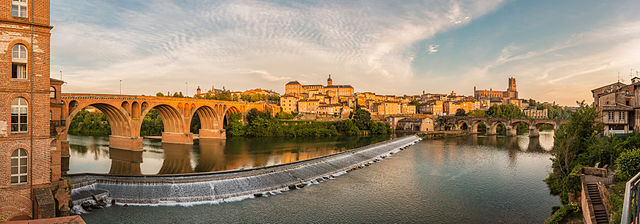 Panoramica di Albi e del fiume Tarn durante il tramonto.