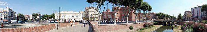 Pohľad na centrum mesta Perpignan, 29. júla 2008. Vľavo námestie Place de la Résistance, vpravo uprostred Le Castillet a vpravo rieka Basse.