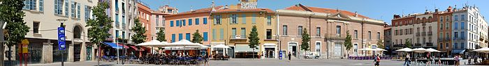Place de la République v Perpignane.