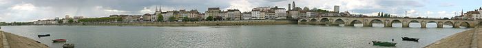 Fotografie a orașului Mâcon luată din Saint-Laurent-sur-Saône (Ain), de cealaltă parte a râului Saône.