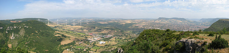 O Viaduto de Millau e a Cidade de Millau, à direita.